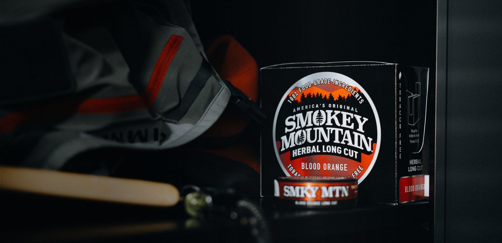 Smokey Mountain Herbal Long Cut product packaging with a dark background